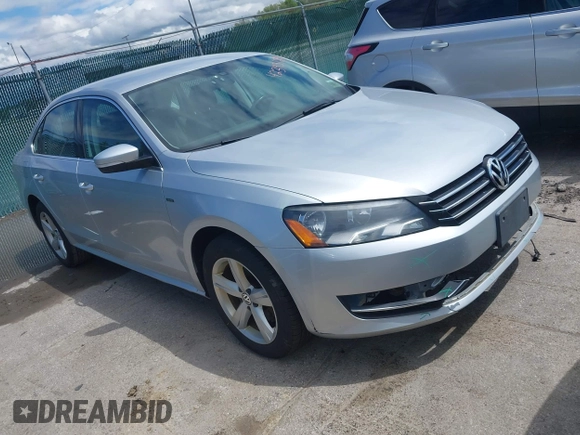 2015 Volkswagen Passat Wolfsburg Edition z VIN 1VWAT7A39FC096437, wystawiony jako IAAI lot #42343129 z przebiegiem 142 474 mil mil oraz . Historia ofert i sprzedaży dostępna na DreamBid. Obrazek 1.