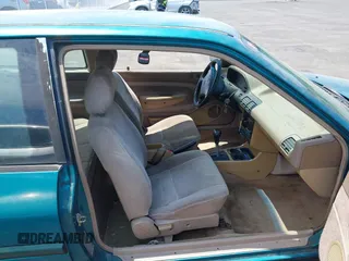 1994 Ford Escort z VIN 1FARP11J7RW270259, wystawiony jako IAAI lot #42341647 z przebiegiem 74 472 mil mil oraz . Historia ofert i sprzedaży dostępna na DreamBid. Obrazek 5.