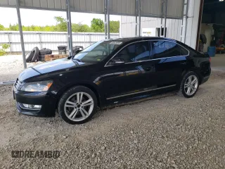2013 Volkswagen Passat SEL Premium z VIN 1VWCN7A34DC041099, wystawiony jako Copart lot #56623895 z przebiegiem 152 521 mil mil oraz Szkoda całkowita • Salvage title. Historia ofert i sprzedaży dostępna na DreamBid. Obrazek 1.
