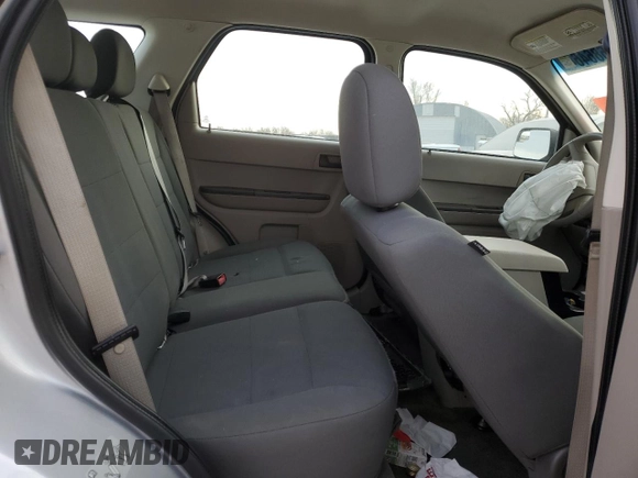 2012 Ford Escape XLS z VIN 1FMCU0C7XCKC17232, wystawiony jako Copart lot #85686464 z przebiegiem 123 632 mil mil oraz Szkoda całkowita • Salvage title. Historia ofert i sprzedaży dostępna na DreamBid. Obrazek 10.