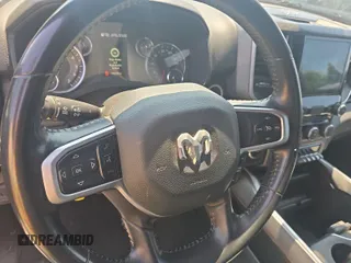 2022 Ram 1500 Big Horn z VIN 1C6RRFFG4NN179021, wystawiony jako IAAI lot #42510107 z przebiegiem 100 758 mil mil oraz . Historia ofert i sprzedaży dostępna na DreamBid. Obrazek 4.