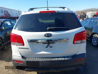 2013 Kia Sorento LX z VIN 5XYKT3A67DG348527, wystawiony jako IAAI lot #41877162 z przebiegiem 348 914 mil mil oraz . Historia ofert i sprzedaży dostępna na DreamBid. Obrazek 16.