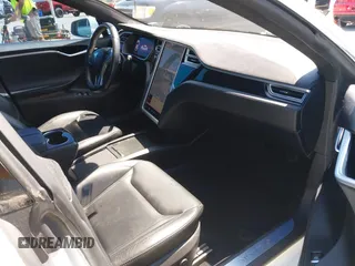 2016 Tesla Model S 90D z VIN 5YJSA1E29GF160332, wystawiony jako IAAI lot #42593749 z przebiegiem 92 702 mil mil oraz . Historia ofert i sprzedaży dostępna na DreamBid. Obrazek 5.