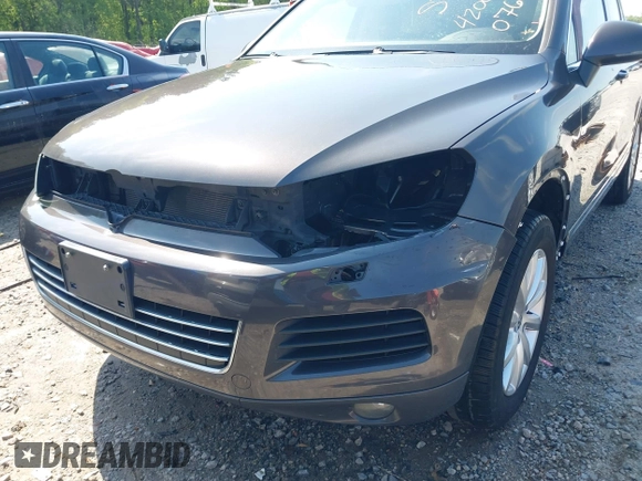 2012 Volkswagen Touareg Sport z VIN WVGEF9BPXCD011020, wystawiony jako IAAI lot #42000763 z przebiegiem 143 470 mil mil oraz . Historia ofert i sprzedaży dostępna na DreamBid. Obrazek 6.