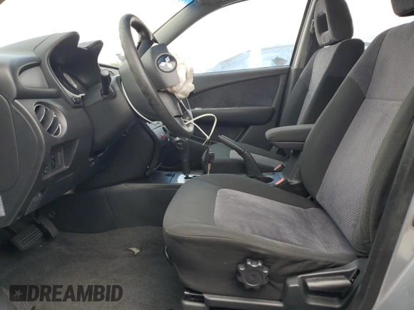 2004 Mitsubishi Outlander XLS z VIN JA4LX41F24U057392, wystawiony jako Copart lot #59284845 z przebiegiem 106 667 mil mil oraz Szkoda całkowita • Salvage title. Historia ofert i sprzedaży dostępna na DreamBid. Obrazek 7.