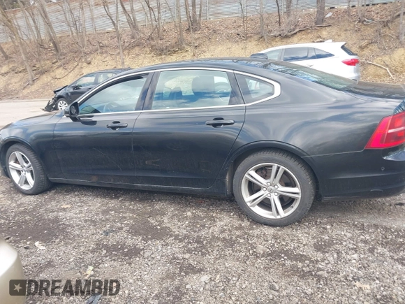 2018 Volvo S90 Momentum with VIN LVY982MK6JP036297, listed as a IAAI auction lot 42094817 with 285,693 mi miles. Bid and sale history available at carsss.com. Image 14.