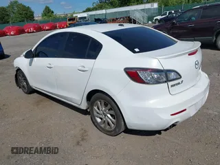2013 Mazda 3 i Grand Touring z VIN JM1BL1WP1D1726847, wystawiony jako IAAI lot #42302876 z przebiegiem 158 837 mil mil oraz . Historia ofert i sprzedaży dostępna na DreamBid. Obrazek 3.