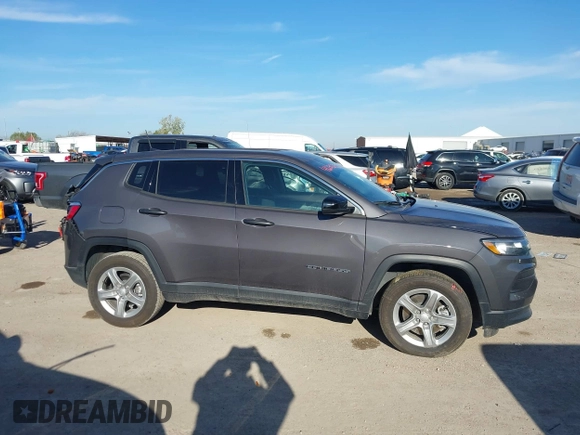 2024 Jeep Compass Sport z VIN 3C4NJDANXRT121722, wystawiony jako IAAI lot #41236232 z przebiegiem 8 702 mil mil oraz . Historia ofert i sprzedaży dostępna na DreamBid. Obrazek 13.