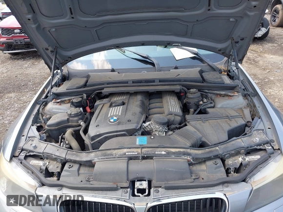 2011 BMW 3 Series 328i xDrive z VIN WBAPK5C58BA660052, wystawiony jako IAAI lot #42661491 z przebiegiem Nie podano mil oraz . Historia ofert i sprzedaży dostępna na DreamBid. Obrazek 10.