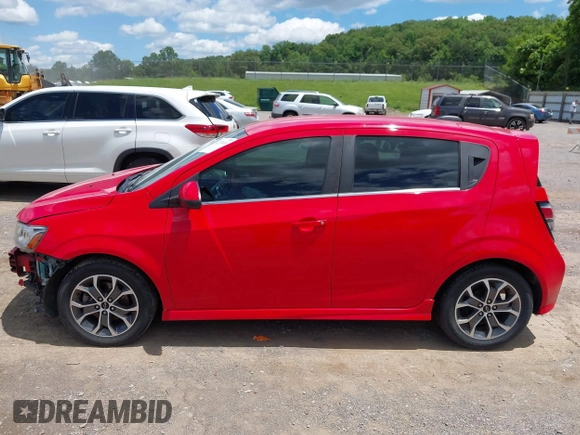 2018 Chevrolet Sonic LT z VIN 1G1JD6SH6J4120998, wystawiony jako IAAI lot #42270614 z przebiegiem 56 587 mil mil oraz . Historia ofert i sprzedaży dostępna na DreamBid. Obrazek 14.