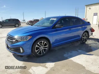 2024 Volkswagen Jetta Sport z VIN 3VWBM7BU2RM008260, wystawiony jako Copart lot #49097225 z przebiegiem 4 820 mil mil oraz Czysty tytuł • Clean title. Historia ofert i sprzedaży dostępna na DreamBid. Obrazek 1.