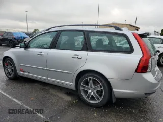 2010 Volvo V50 с VIN YV1382MW0A2543896, выставлен на аукционе Copart как лот 73605374 с пробегом 83 713 миль миль и Списание • Salvage title. История ставок и продаж доступна на DreamBid. Изображение 2.