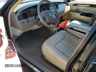 2003 Lincoln Town Car z VIN 1LJFM81WX3Y681139, wystawiony jako Copart lot #49991105 z przebiegiem 85 206 mil mil oraz Czysty tytuł • Clean title. Historia ofert i sprzedaży dostępna na DreamBid. Obrazek 8.