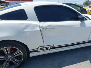 2013 Ford Mustang V6 z VIN 1ZVBP8AM4D5271864, wystawiony jako IAAI lot #42427887 z przebiegiem 149 530 mil mil oraz . Historia ofert i sprzedaży dostępna na DreamBid. Obrazek 6.