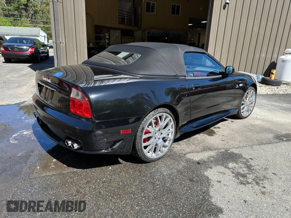 2006 Maserati GranSport z VIN ZAMEB18A660026402, wystawiony jako Copart lot #55486035 z przebiegiem 56 515 mil mil oraz Tytuł czysty. Historia ofert i sprzedaży dostępna na DreamBid. Obrazek 4.