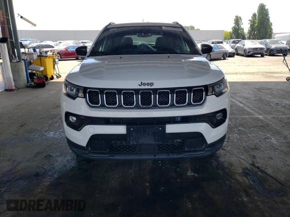 2023 Jeep Compass Latitude z VIN 3C4NJDBN0PT561850, wystawiony jako Copart lot #60563465 z przebiegiem 50 881 mil mil oraz Czysty tytuł • Clean title. Historia ofert i sprzedaży dostępna na DreamBid. Obrazek 5.