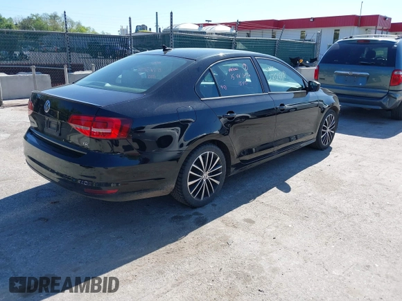 2015 Volkswagen Jetta SE z VIN 3VWD17AJ0FM348432, wystawiony jako IAAI lot #42124810 z przebiegiem 129 034 mil mil oraz . Historia ofert i sprzedaży dostępna na DreamBid. Obrazek 4.