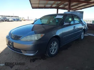 2006 Toyota Camry LE z VIN 4T1BF32K86U635925, wystawiony jako IAAI lot #42267547 z przebiegiem 162 593 mil mil oraz . Historia ofert i sprzedaży dostępna na DreamBid. Obrazek 17.