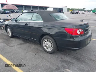 2008 Chrysler Sebring Touring z VIN 1C3LC55R58N642080, wystawiony jako IAAI lot #42371699 z przebiegiem 107 673 mil mil oraz . Historia ofert i sprzedaży dostępna na DreamBid. Obrazek 3.