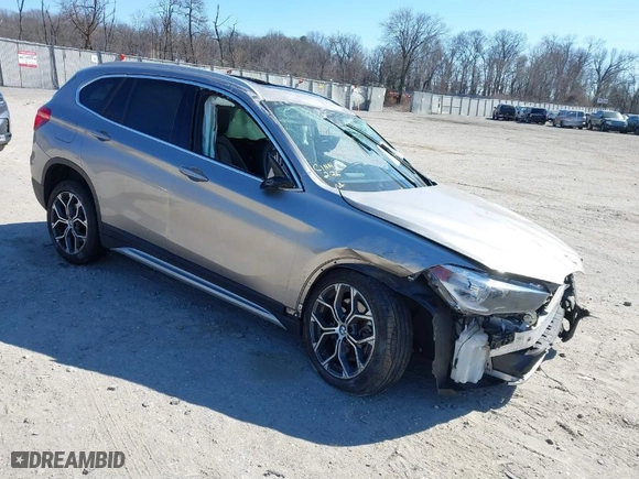 2021 BMW X1 xDrive28i with VIN WBXJG9C06M5S85511, listed as a IAAI auction lot 41705422 with 30,636 mi miles. Bid and sale history available at carsss.com. Image 1.