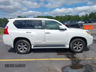 2012 Lexus GX 460 Premium z VIN JTJJM7FX0C5048317, wystawiony jako IAAI lot #42369797 z przebiegiem 195 737 mil mil oraz . Historia ofert i sprzedaży dostępna na DreamBid. Obrazek 13.