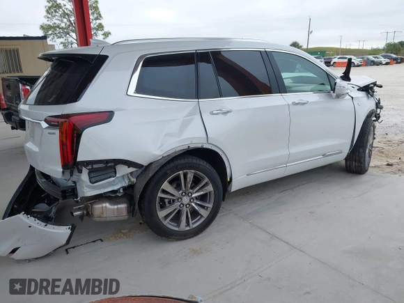 2024 Cadillac XT6 Premium Luxury z VIN 1GYKPERS5RZ741592, wystawiony jako IAAI lot #41327267 z przebiegiem 5 889 mil mil oraz . Historia ofert i sprzedaży dostępna na DreamBid. Obrazek 4.