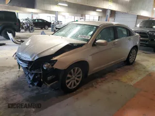 2014 Chrysler 200 Touring z VIN 1C3CCBBG1EN114727, wystawiony jako Copart lot #55034015 z przebiegiem 141 240 mil mil oraz Szkoda całkowita • Salvage title. Historia ofert i sprzedaży dostępna na DreamBid. Obrazek 1.