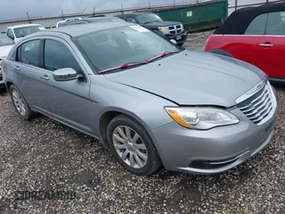 2013 Chrysler 200 Touring z VIN 1C3CCBBG7DN528013, wystawiony jako IAAI lot #42404656 z przebiegiem 115 929 mil mil oraz . Historia ofert i sprzedaży dostępna na DreamBid. Obrazek 1.