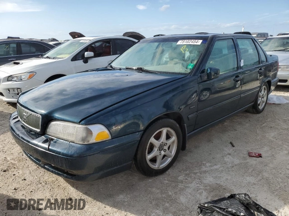 1998 Volvo S70 z VIN YV1LS5675W3511553, wystawiony jako Copart lot #75102454 z przebiegiem Nie podano mil oraz Szkody całkowita. Historia ofert i sprzedaży dostępna na DreamBid. Obrazek 1.