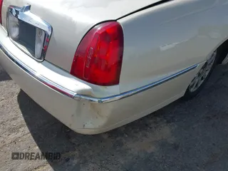 2001 Lincoln Town Car Cartier z VIN 1LNHM83W81Y706332, wystawiony jako IAAI lot #42125002 z przebiegiem Nie podano mil oraz . Historia ofert i sprzedaży dostępna na DreamBid. Obrazek 6.
