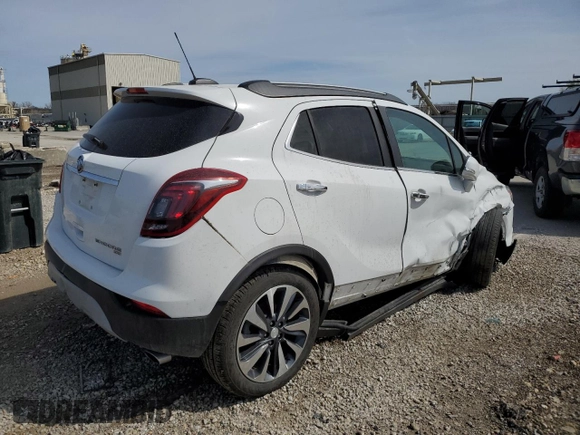 2020 Buick Encore Essence z VIN KL4CJGSBXLB061229, wystawiony jako Copart lot #50300925 z przebiegiem 71 175 mil mil oraz Szkody całkowita. Historia ofert i sprzedaży dostępna na DreamBid. Obrazek 3.