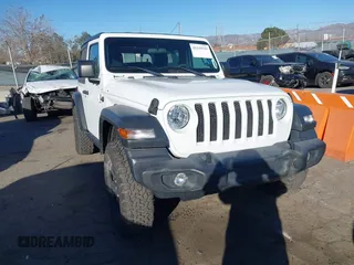 2020 Jeep Wrangler Sport S z VIN 1C4GJXAN7LW201040, wystawiony jako IAAI lot #41335529 z przebiegiem 27 941 mil mil oraz . Historia ofert i sprzedaży dostępna na DreamBid. Obrazek 1.