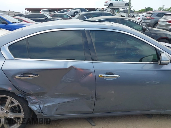 2012 Nissan Maxima SV z VIN 1N4AA5AP4CC823971, wystawiony jako IAAI lot #42021411 z przebiegiem 128 118 mil mil oraz . Historia ofert i sprzedaży dostępna na DreamBid. Obrazek 14.