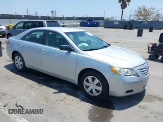 2007 Toyota Camry CE z VIN 4T1BE46K07U071028, wystawiony jako IAAI lot #42369672 z przebiegiem 155 479 mil mil oraz . Historia ofert i sprzedaży dostępna na DreamBid. Obrazek 1.