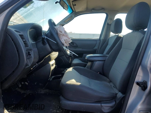 2004 Ford Escape XLS with VIN 1FMYU92124KA89643, listed as a Copart auction lot 84162924 with 177,930 mi miles and Clean Title. Bid and sale history available at DreamBid. Image 7.