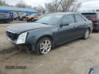 2008 Cadillac STS RWD z VIN 1G6DZ67A180128125, wystawiony jako Copart lot #50987295 z przebiegiem 234 611 mil mil oraz Szkoda całkowita • Salvage title. Historia ofert i sprzedaży dostępna na DreamBid. Obrazek 1.