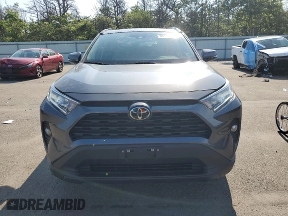 2021 Toyota RAV4 XLE z VIN 2T3P1RFV8MC202347, wystawiony jako Copart lot #66336895 z przebiegiem 33 722 mil mil oraz Szkoda całkowita • Salvage title. Historia ofert i sprzedaży dostępna na DreamBid. Obrazek 5.