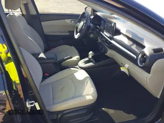 2023 Kia Forte LXS z VIN 3KPF24AD5PE554908, wystawiony jako IAAI lot #41781608 z przebiegiem 84 666 mil mil oraz . Historia ofert i sprzedaży dostępna na DreamBid. Obrazek 5.