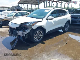 2020 Ford Escape Titanium z VIN 1FMCU9J90LUA39747, wystawiony jako IAAI lot #42369890 z przebiegiem 31 425 mil mil oraz . Historia ofert i sprzedaży dostępna na DreamBid. Obrazek 2.