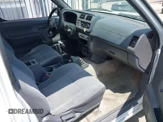 1998 Nissan Frontier XE z VIN 1N6DD26S3WC374939, wystawiony jako IAAI lot #42370706 z przebiegiem Nie podano mil oraz . Historia ofert i sprzedaży dostępna na DreamBid. Obrazek 5.
