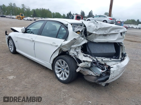 2011 BMW 3 Series 328i xDrive z VIN WBAPK5G59BNN27626, wystawiony jako IAAI lot #42140058 z przebiegiem 122 120 mil mil oraz . Historia ofert i sprzedaży dostępna na DreamBid. Obrazek 3.