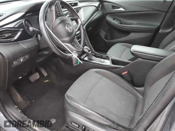 2022 Buick Encore GX Select z VIN KL4MMDSL8NB036058, wystawiony jako Copart lot #50699055 z przebiegiem 55 745 mil mil oraz Szkoda całkowita • Salvage title. Historia ofert i sprzedaży dostępna na DreamBid. Obrazek 7.