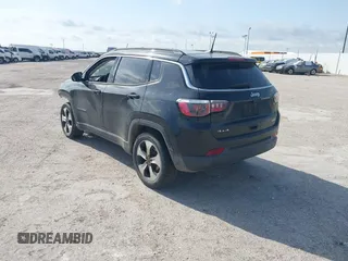 2018 Jeep Compass Latitude z VIN 3C4NJDBBXJT155149, wystawiony jako IAAI lot #42010672 z przebiegiem 81 784 mil mil oraz . Historia ofert i sprzedaży dostępna na DreamBid. Obrazek 3.