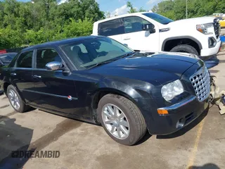 2007 Chrysler 300 C z VIN 2C3LA63H87H762789, wystawiony jako IAAI lot #42253938 z przebiegiem 133 172 mil mil oraz . Historia ofert i sprzedaży dostępna na DreamBid. Obrazek 1.