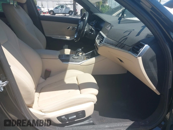 2019 BMW 3 Series 330i z VIN WBA5R1C5XKAK12214, wystawiony jako IAAI lot #42600090 z przebiegiem Nie podano mil oraz . Historia ofert i sprzedaży dostępna na DreamBid. Obrazek 5.