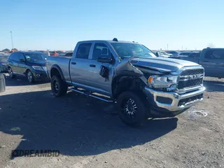 2024 Ram 2500 Tradesman z VIN 3C6UR5CJ5RG276442, wystawiony jako IAAI lot #41995189 z przebiegiem 11 428 mil mil oraz . Historia ofert i sprzedaży dostępna na DreamBid. Obrazek 1.