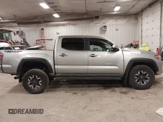 2023 Toyota Tacoma SR z VIN 3TMCZ5AN4PM597509, wystawiony jako IAAI lot #42020023 z przebiegiem 36 941 mil mil oraz . Historia ofert i sprzedaży dostępna na DreamBid. Obrazek 13.