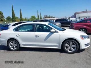 2014 Volkswagen Passat S z VIN 1VWAT7A37EC059126, wystawiony jako IAAI lot #42224824 z przebiegiem 81 455 mil mil oraz . Historia ofert i sprzedaży dostępna na DreamBid. Obrazek 13.