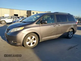 2014 Toyota Sienna LE AAS z VIN 5TDKK3DC3ES457432, wystawiony jako Copart lot #87504165 z przebiegiem 222 906 mil mil oraz Tytuł czysty. Historia ofert i sprzedaży dostępna na DreamBid. Obrazek 1.