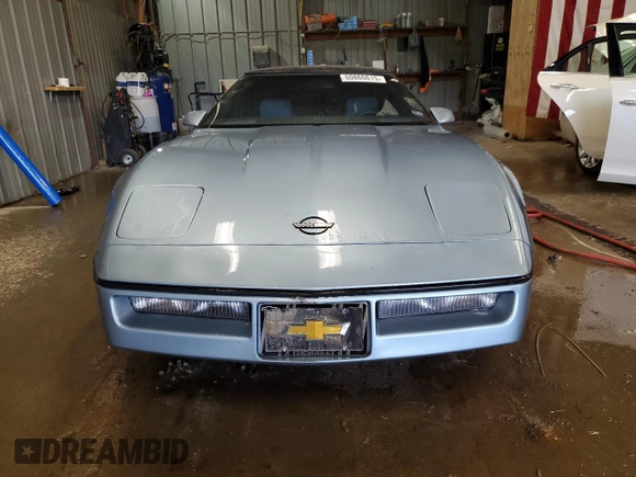 1984 Chevrolet Corvette z VIN 1G1AY0788E5113478, wystawiony jako Copart lot #60860615 z przebiegiem Nie podano mil oraz Czysty tytuł • Clean title. Historia ofert i sprzedaży dostępna na DreamBid. Obrazek 5.